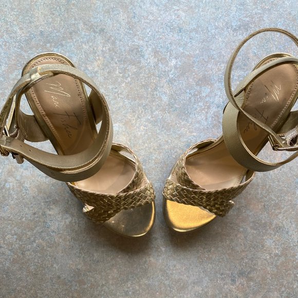 STUNNING GOLD HEELS! Perfect for the holidays or a special date! Size 6.… - Picture 3 of 5